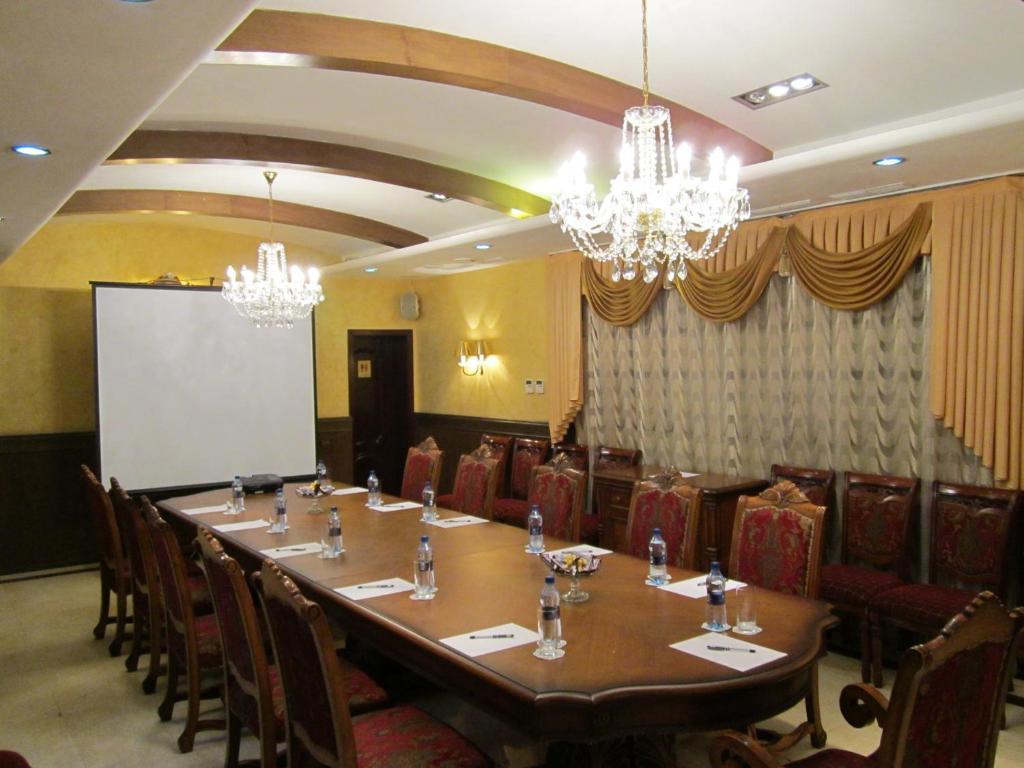 Merey Hotel Karagandy Екстериор снимка